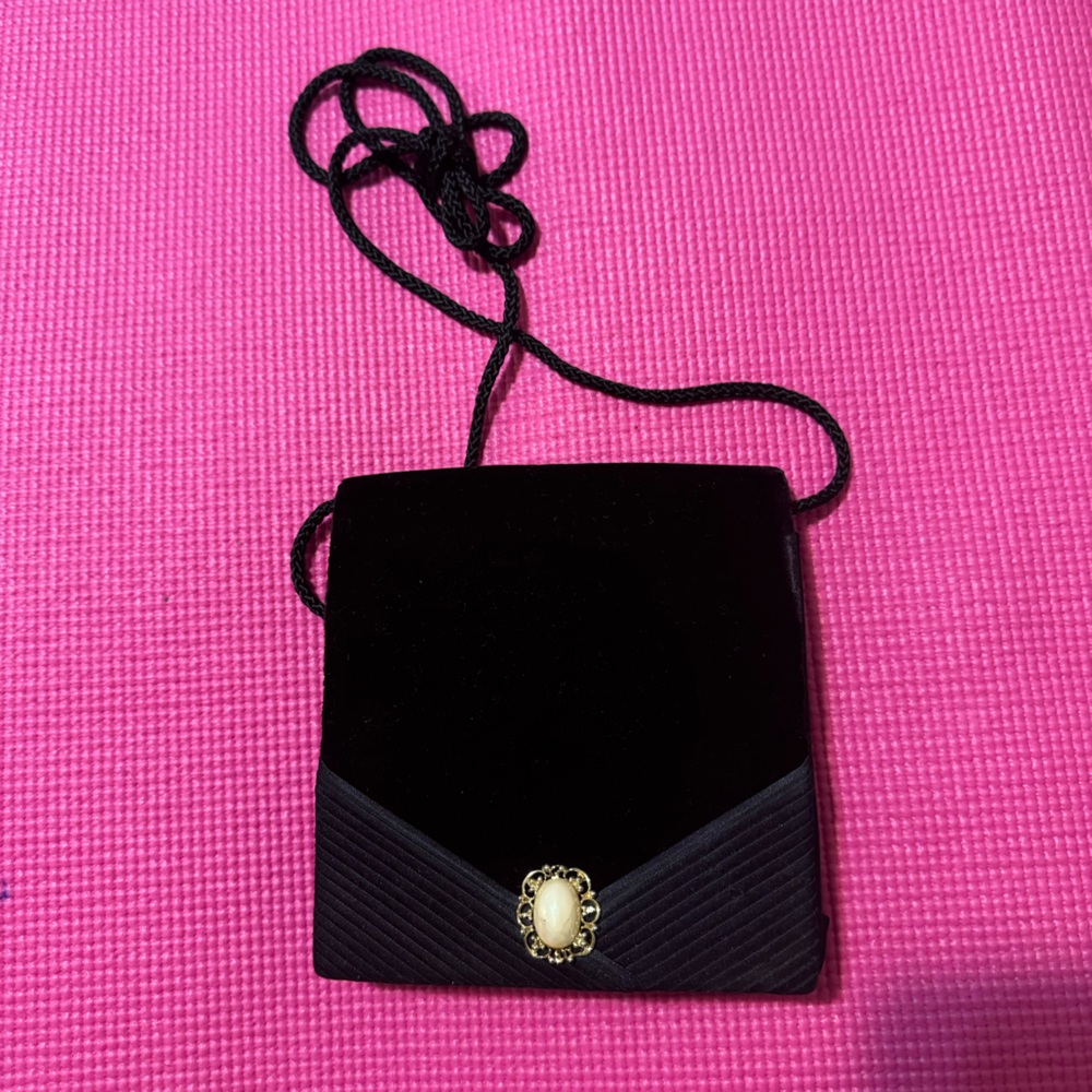 Black Vintage Velvet Crossbody Clutch - Picture 1 of 4